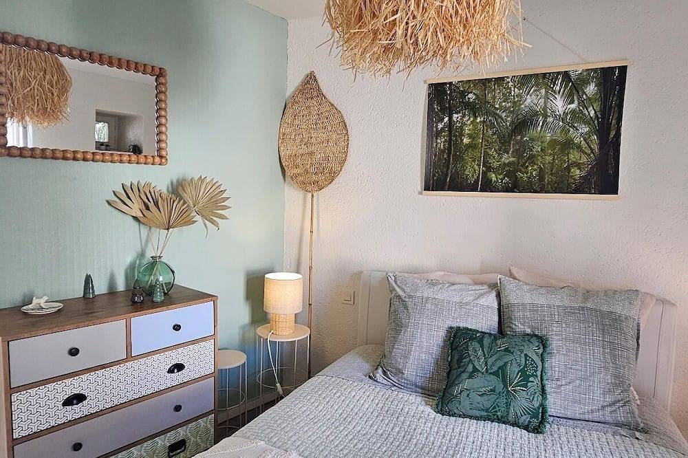 Entire apartment, Gîte 3 pers Bornéo - Relaxation with heated swimming pool and secure parking lot in La Roche-sur-Yon, Loire Valley