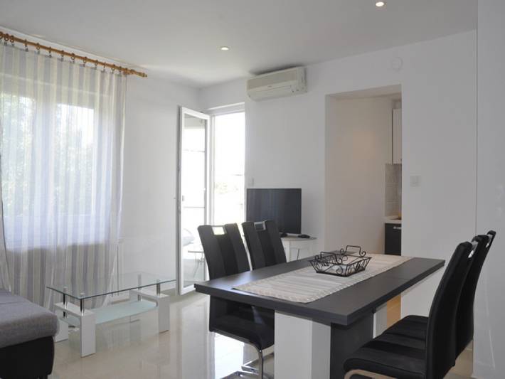 Ferienwohnung für 6 Personen, mit Balkon und Terrasse sowie Garten in Banjol