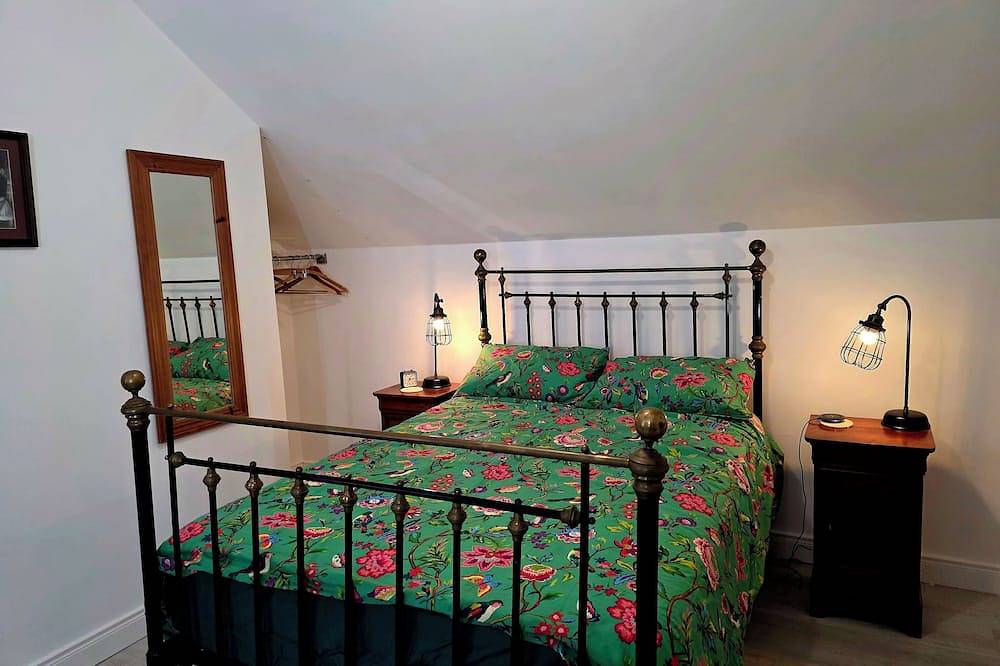 Butterlump Cottage - coastal cottage next to the beach with private hot-tub. in Strangford Lough