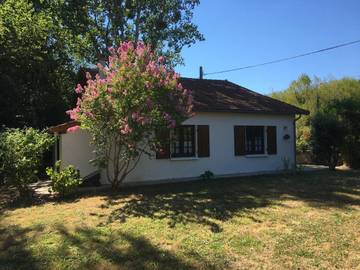 Gîte pour 4 personnes, avec piscine ainsi que terrasse et jardin, animaux acceptés à Montbron