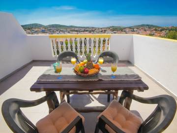 Ferienwohnung für 4 Personen, mit Balkon und Garten in Jezera