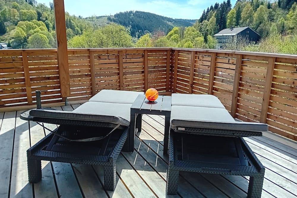Ganze Wohnung, Panorama-Fewo in der Glasstadt Lauscha mit Terrasse, schöner Natur & Bergblick in Lauscha, Rennsteig