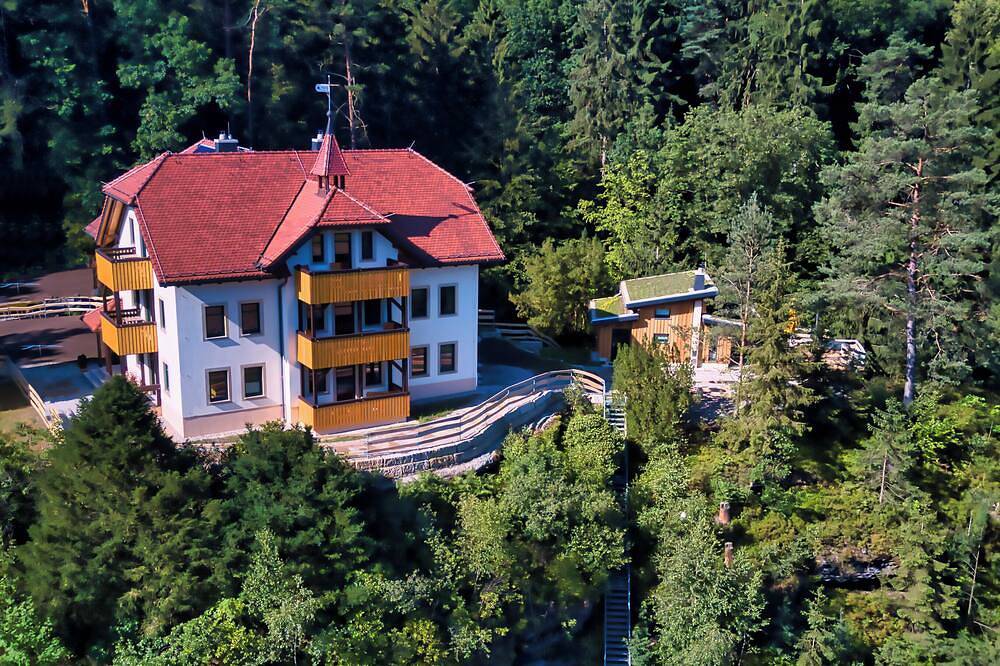 Ganze Wohnung, Ferienwohnung mit Balkon - einzigartiger Ausblick auf die Felsenwelt von Rathen in Rathen, Elbsandsteingebirge