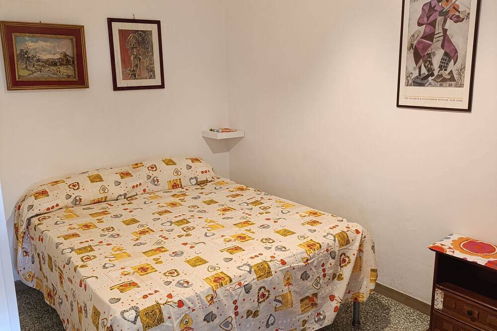 Entire apartment, Cozy House in Villa sleeps 9 2 bathrooms large veranda 3 doubles in Vico del Gargano, Gargano