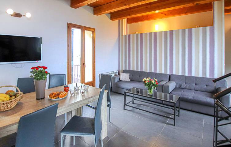 Riverside Bliss: Charming Apt with Pool, Whirlpool & Parking in Privas (arrondissement)