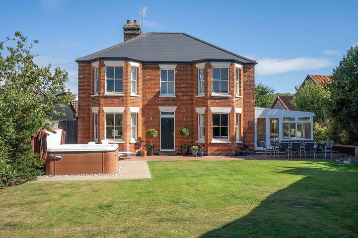 Holiday rental for 10 people, with garden and terrace as well as hot tub in Winterton-on-Sea