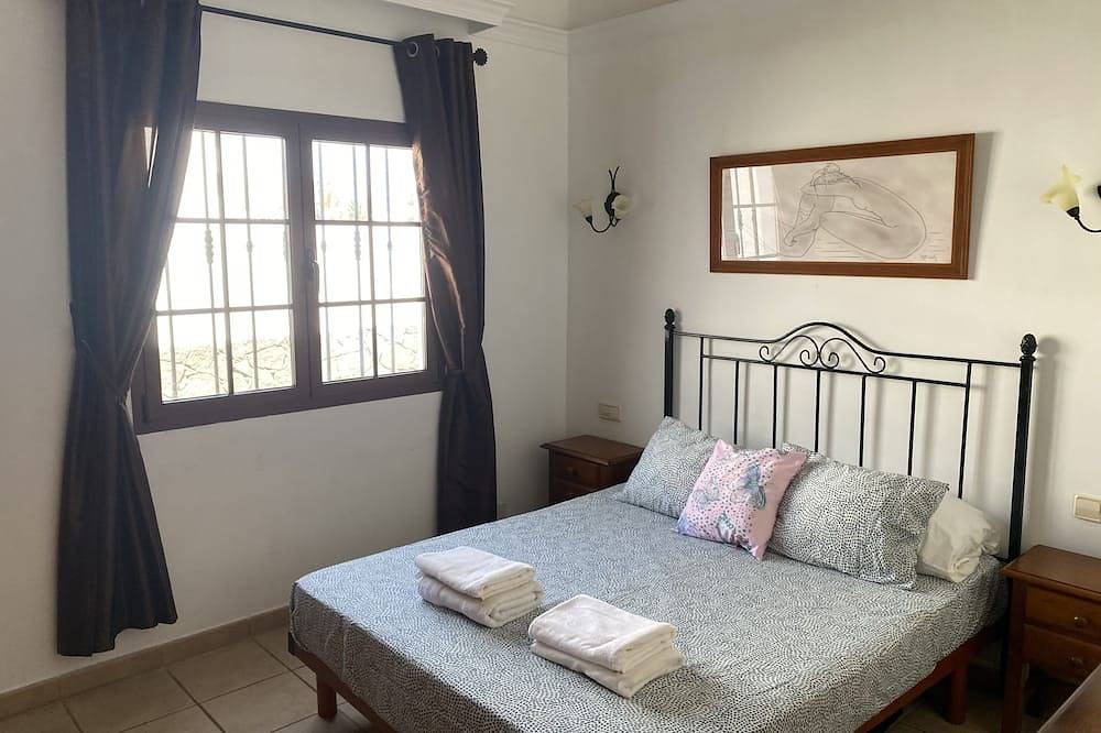 2 Bedroom Villa located 15 minute walk to Playa Blanca Town in Playa Blanca, Yaiza