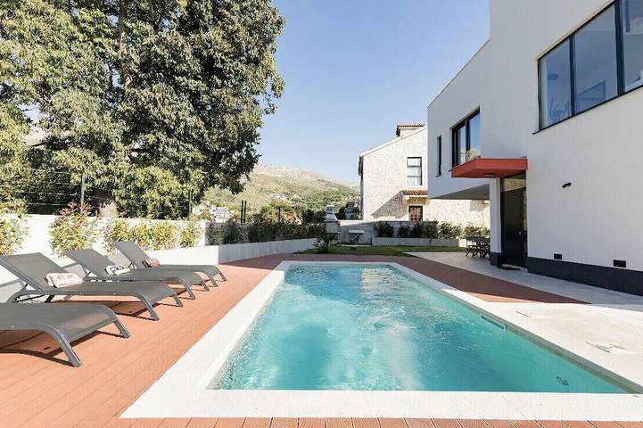 Ferienhaus für 10 Personen, mit Whirlpool und Garten sowie Sauna und Balkon in Podstrana