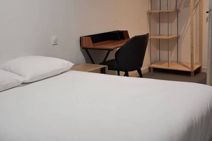 Location de vacances pour 15 personnes, avec jardin et terrasse ainsi que jacuzzi et sauna, animaux acceptés à Vollore-Montagne - 3