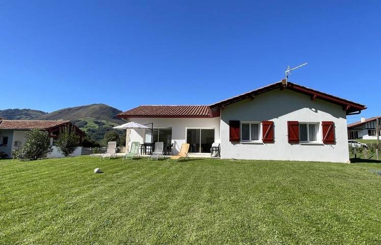 Location de vacances pour 8 personnes, avec Terrasse et Jardin à Irouléguy