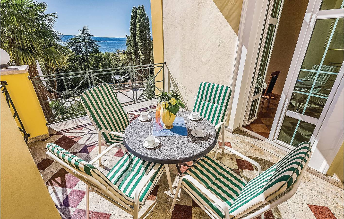 Geheel vakantieappartement, Gezellig appartement aan zee met terras en parkeerplaats, op 2,5 km van het strand in Crikvenica, Primorje-Gorski Kotar