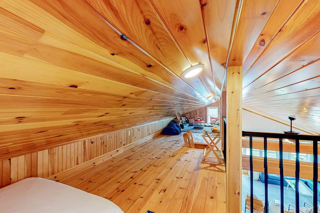 Dazzling ocean-view house with fireplace, deck, firepit, central Ac, & W/D in Knox County (Maine)