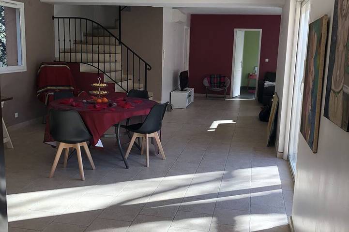 Location de vacances pour 8 personnes, avec jardin et terrasse à Méounes-lès-Montrieux