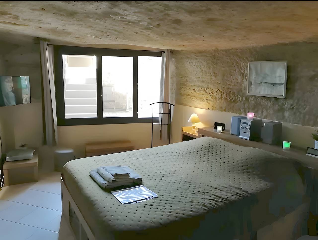 Studio entier, Studio 'Troglodyte En Provence' avec vue sur le lac et terrasse privée in Cornillon-Confoux, Côte méditerranéenne (France)