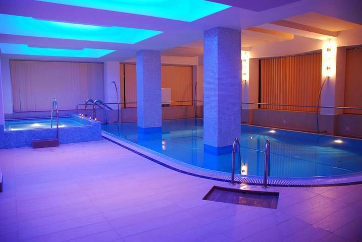 Hôtel pour 2 personnes, avec terrasse et piscine ainsi que jacuzzi et sauna