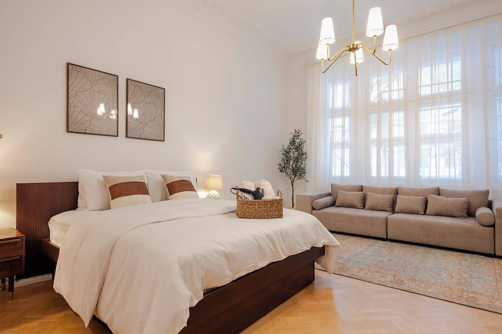 Ganze Wohnung, Ku’Damm-Savignyplatz/Charming Old Home/5-10 ppl/Fam.Friendly/Wifi in Charlottenburg Berlin, Berlin