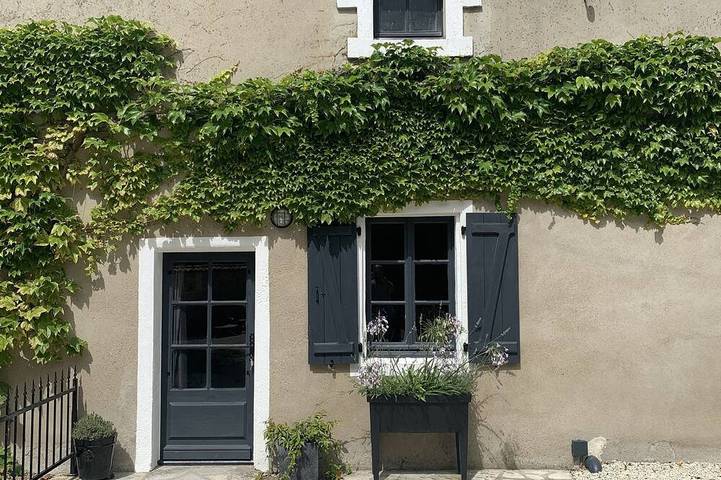 Gîte pour 4 personnes, avec terrasse ainsi que jardin et piscine - 1