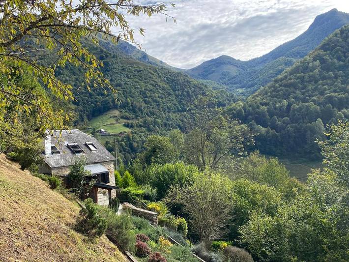 Location de vacances pour 2 personnes, avec vue et terrasse à Louvie-Soubiron
