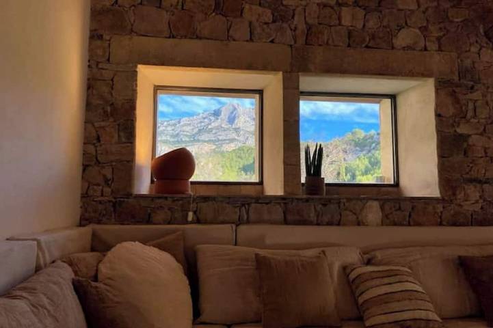 Location de vacances pour 6 personnes, avec terrasse et jardin à Beaurecueil