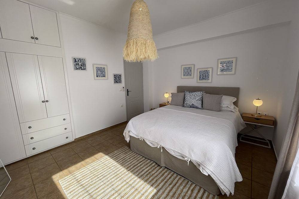 Luxurious 3-bedroom house with panoramic sea view 3 minutes walk from the beach in Agia Marina, Chaniaregionen