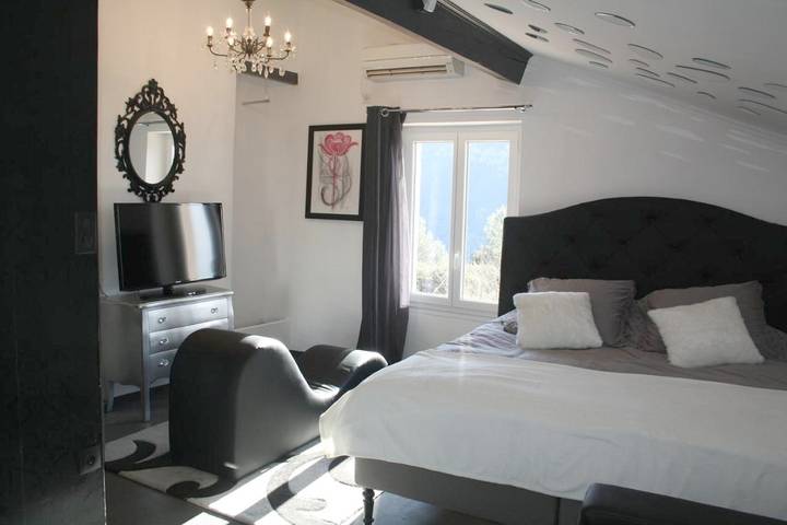 Chambre d’hôte pour 2 personnes, avec Jacuzzi ainsi que Terrasse et Vue à Toulon
