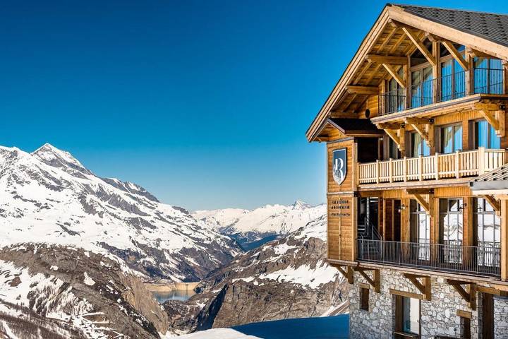 Hôtel pour 10 personnes, avec piscine et sauna ainsi que vue et terrasse