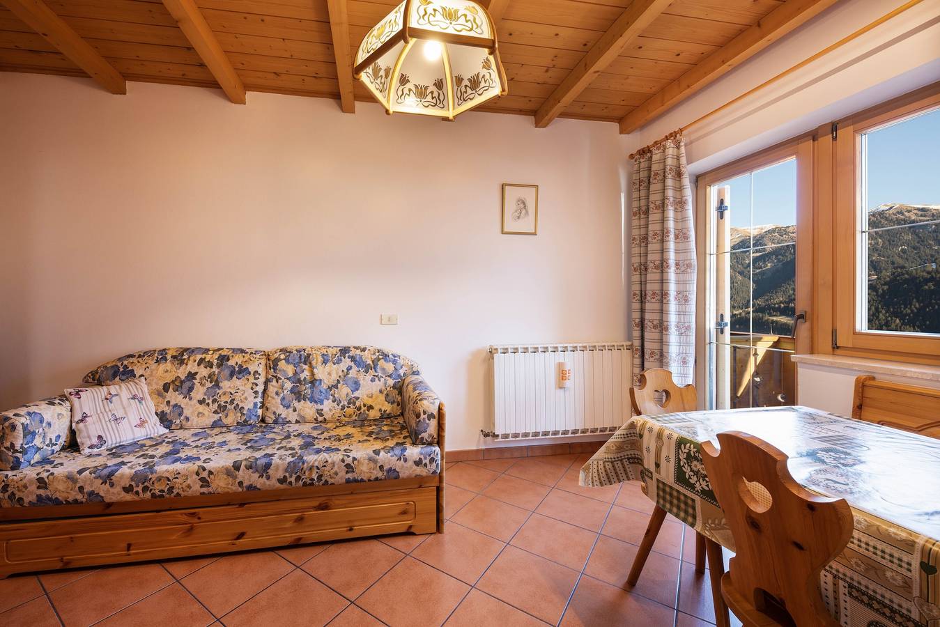Ganze Wohnung, Rustikale Ferienwohnung "Villa Mazzel" mit Wlan, Balkon & Bergblick in San Giovanni di Fassa, Dolomiti Superski