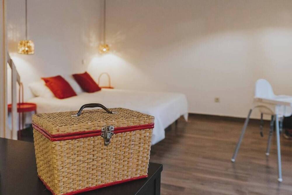 Apartamento inteiro, Ampla para 2 adultos e 3 crianças, com mezanine, projetor de estrelas e kit bebé (cadeira, berço e banheira). Grande janela para a piscina garante luz natural, vista relaxante e acesso fácil à área exterior, perfeita para famílias. in Peso e Vales do Rio, Aldeias do Xisto