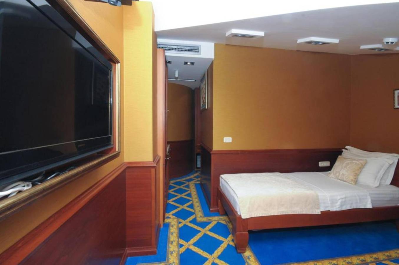 Seaview room in luxury villa with private beach in Tivat, Opština Tivat