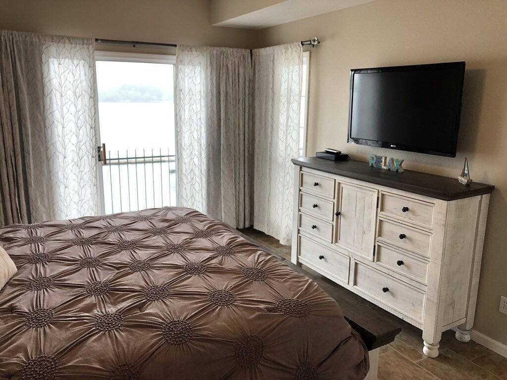 Ganze Wohnung, Atemberaubender Ausblick! Günstige Lage, wunderschön, 3Br, Lakefront Condo mit 2 Pools in Lake Ozark, Lake of the Ozarks