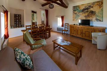 Gîte pour 6 personnes, avec jardin et piscine, animaux acceptés à Cabrières-d'Avignon