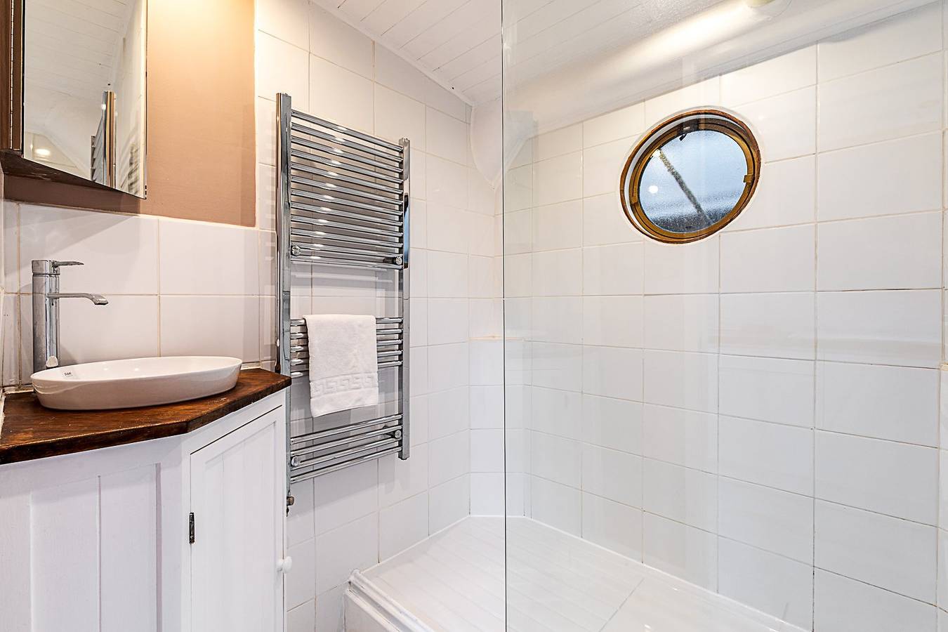 Bright & Modern Kew Bridge Houseboat in Hounslow (borough), Londen