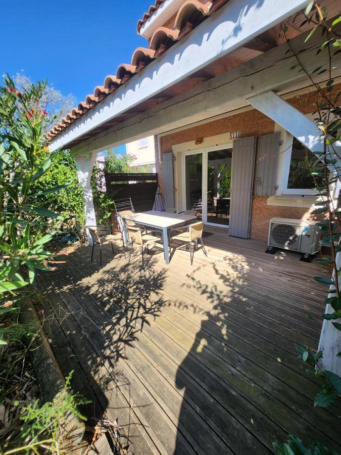 Parc de vacances pour 6 personnes, avec Terrasse et Jardin ainsi que Piscine et Vue
