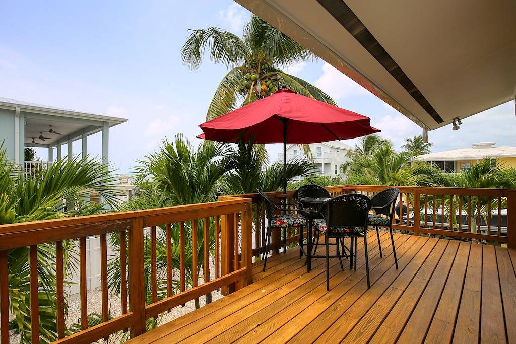 Waterfront escape with dock, furnished deck & patio, grill & central Ac in Marathon, Monroe County