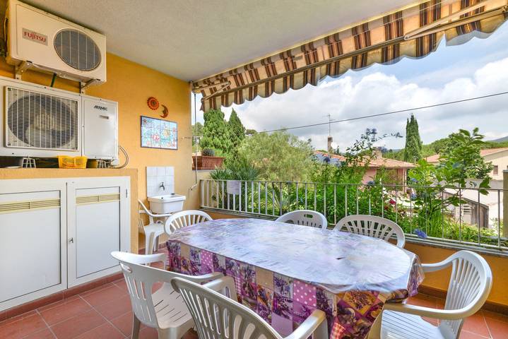 Appartamento intero, Appartamento per vacanze "Trilo Fucini" vicino alla spiaggia con terrazza privata in Marina di Campo, Campo nell'Elba