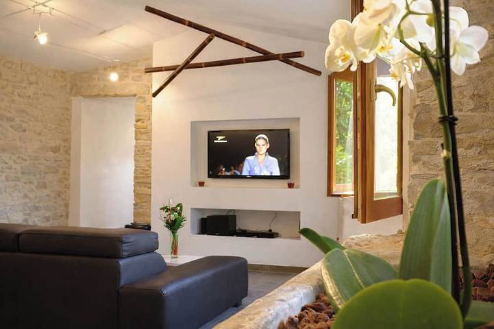 Ferienwohnung für 2 Personen, mit Whirlpool und Terrasse sowie Garten in Carnas