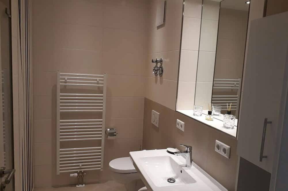 Ganze Wohnung, Ferienwohnung 61 qm, 1 Schlafzimmer und Balkon mit Blick auf den Kurpark in Bad Aibling, Landkreis Rosenheim