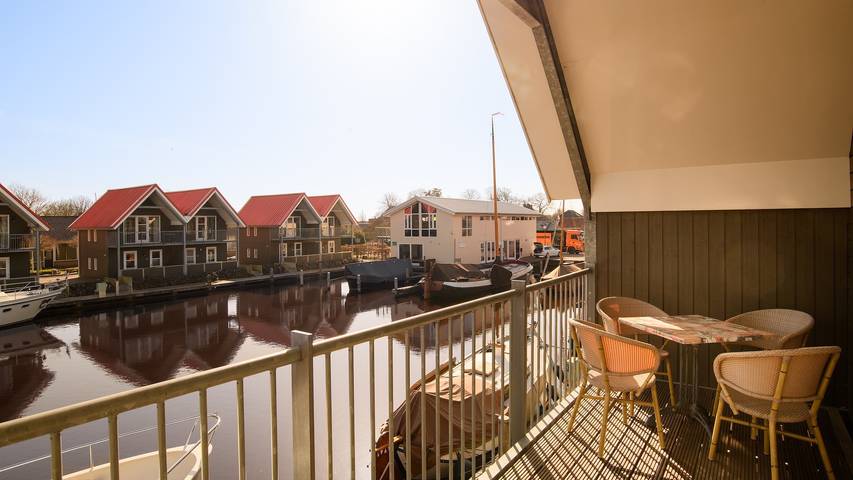 Bungalow voor 4 personen, met balkon en balkon/terras in Friesland