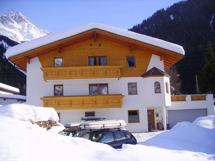 Ferienwohnung für 10 Personen, mit Balkon und Terrasse sowie Garten und Ausblick in Pettneu am Arlberg