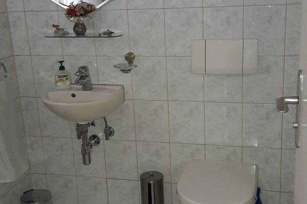 Ganze Wohnung, Feriendomizil am Waldrand mit Balkon in Zirndorf, Franken