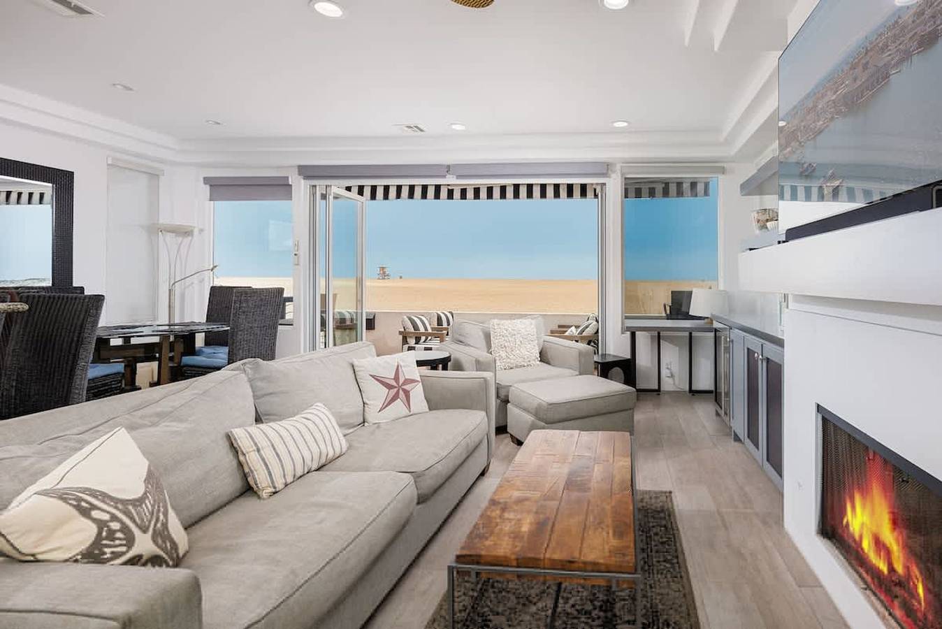 Stunning Beachfront w Large Patio  204 Eof A in Newport Beach, Condado de Orange