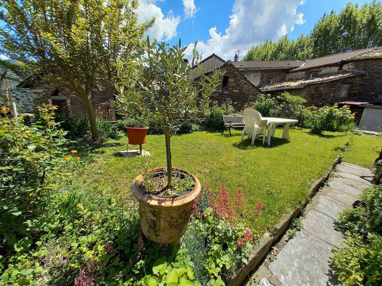 Bed & Breakfast 'Chambre Bleue - Ostau La Lutz' mit Gemeinschaftsterrasse, Garten & Wlan in Saint-Germain-de-Calberte, Cevennen