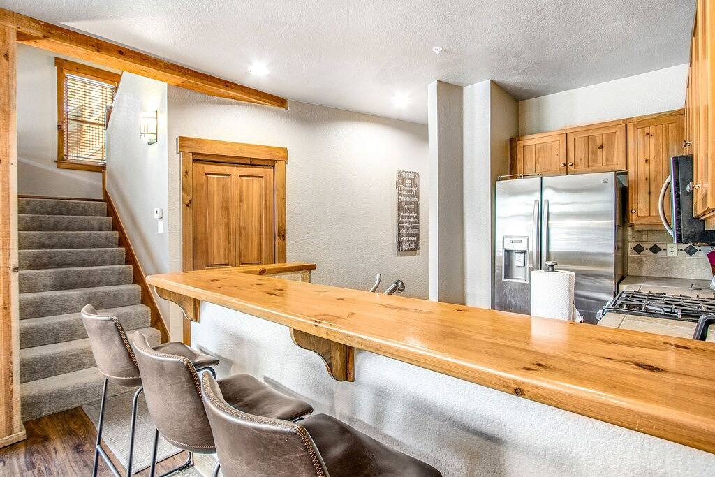 Townhome with fireplace & hot tub access - near skiing & golf in Arapahoe Basin