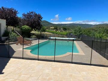 Cottage pour 8 personnes, avec terrasse ainsi que jardin et piscine, adapté aux familles à Félines-Minervois