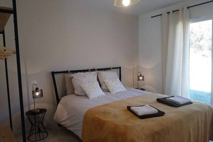 Location de vacances pour 6 personnes, avec terrasse à Saint-Georges-de-Luzençon - 4