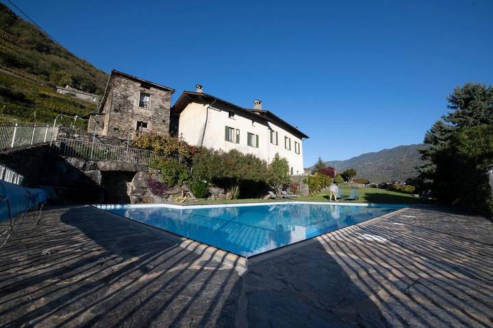 Location de vacances pour 12 personnes, avec jardin ainsi que piscine et vue, animaux acceptés à Teglio - 4