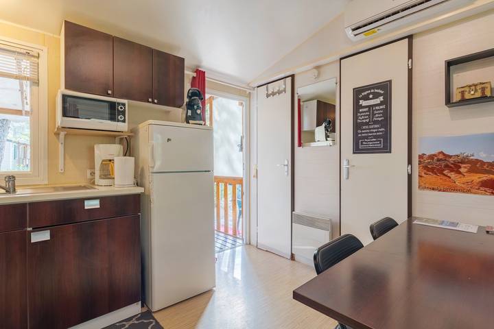 Caravan 'Mobil-home' con Piscina Condivisa, Terrazza Privata e Aria Condizionata in La Roque-d'Anthéron, Aix-en-Provence e dintorni