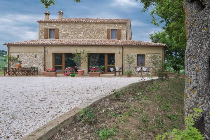 Hôtel pour 5 personnes, avec Jacuzzi et Terrasse ainsi que Jardin et Bassin pour enfant dans Gesso
