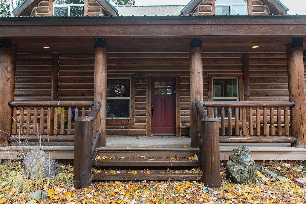 Neue Auflistung! Wunderschöne Seeufer Kabine mit Kamin und Deck-5 Meilen zum Glacier in West Glacier, Glacier-Nationalpark