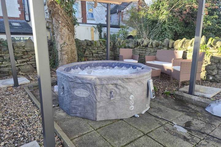 Ferienwohnung für 2 Personen, mit Garten und Whirlpool sowie Balkon in Cardiff